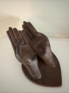 Cast Iron Hands On Heart Figurine
Paperweight Jewelry/Card Holder Rustic
Brown